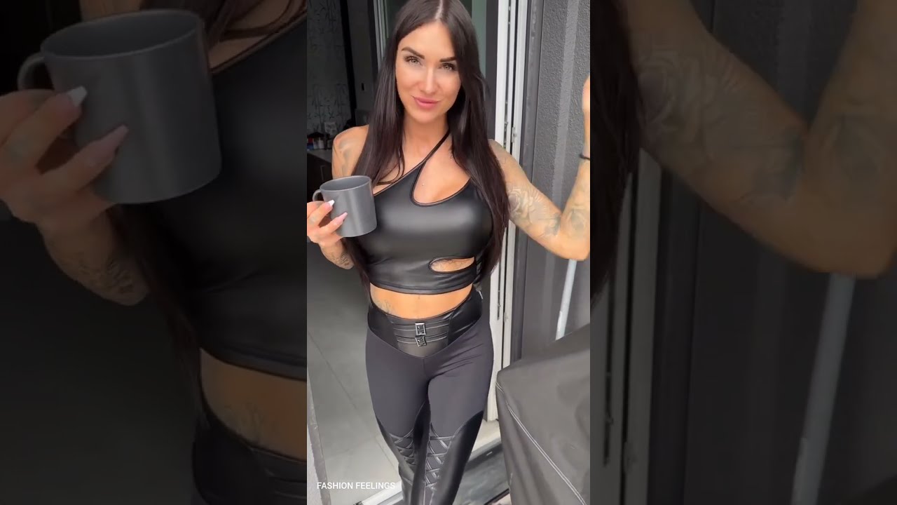 Кожаные мечты: потрясающие девушки, демонстрирующие смелые наряды на подиуме.