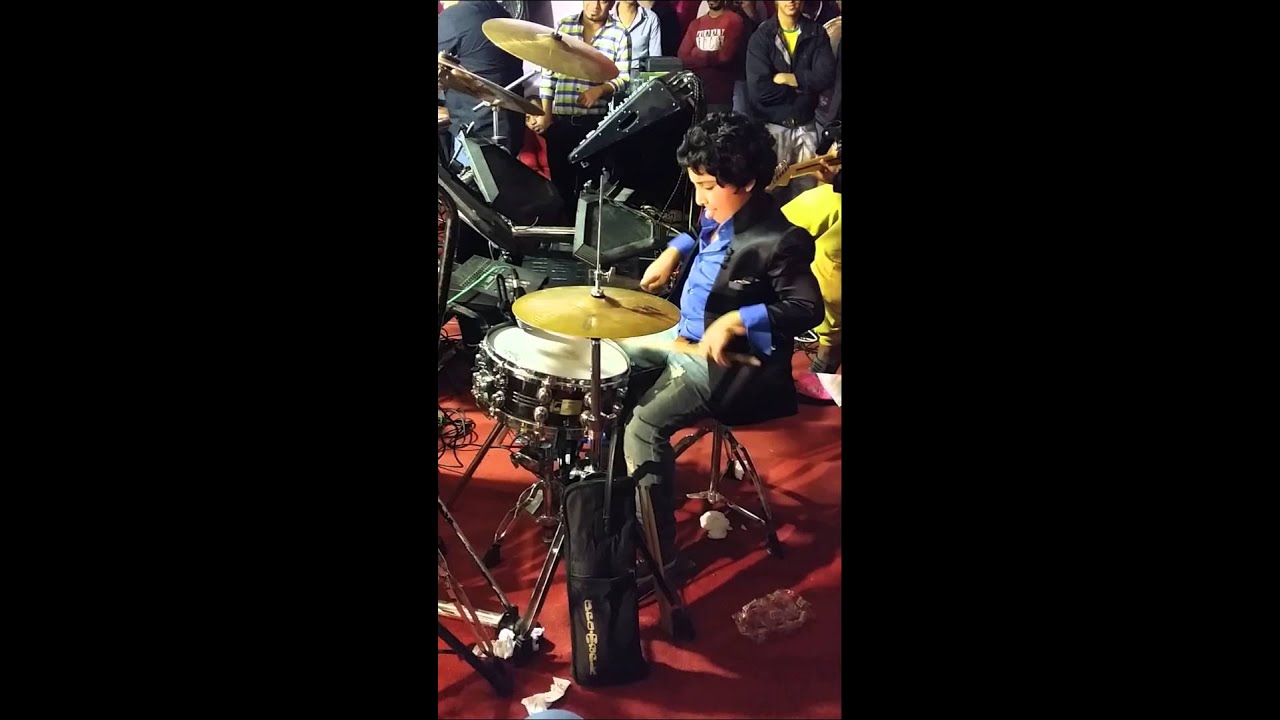 اصغر عازف درامزيونس وموهوب في العزف يعزف معاه فرقة المنى 2015