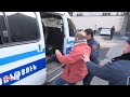 Ոստիկանները բերման են ենթարկում Մյասնիկյան պողոտան փակած քաղաքացիներին