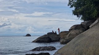 Отлив на Кхао лак Бриза бич ресорт.  Красота пляжа с камнями. Ноябрь 2022 Таиланд.
