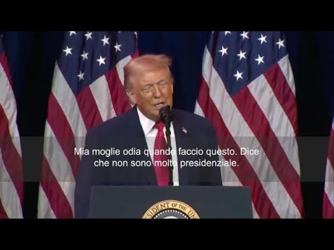 Video Trump imita atleta trans in una gara sollevamento pesi: Mia moglie odia se lo faccio