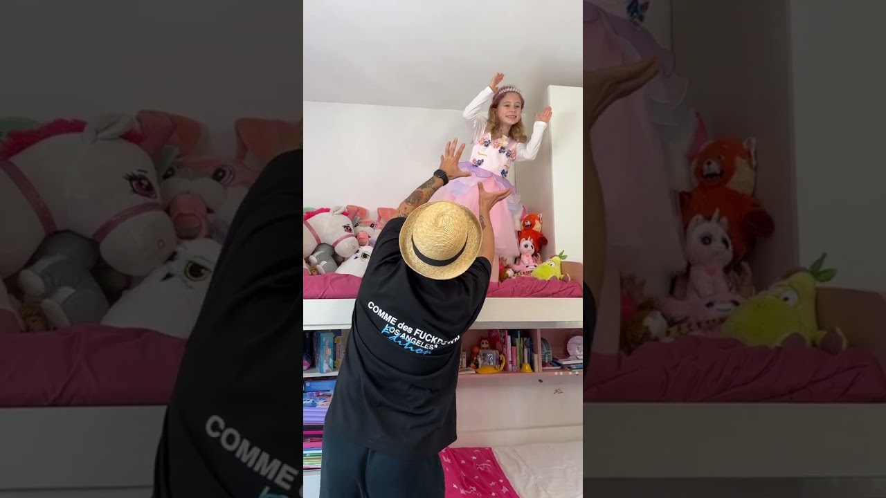 Giorgia cade dal letto a castello mentre balla con Papà Salvo! #shorts