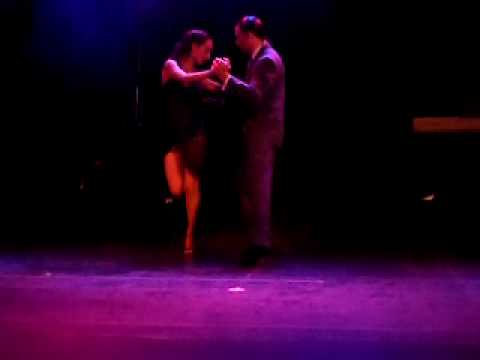 "Gallo Ciego" Carolina Castiella Torres y Esteban Domenichini - De Broadway a Corrientes
