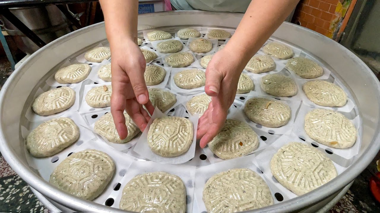 Making traditional rice cake with magical herbal / 鼠麴草草仔粿製作 Taiwanese