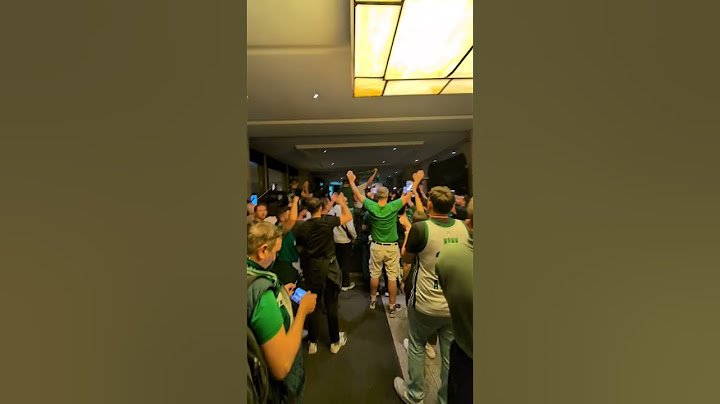 #Panathinaikos fans celebrate winning #Euroleague outside team hotel #basketball