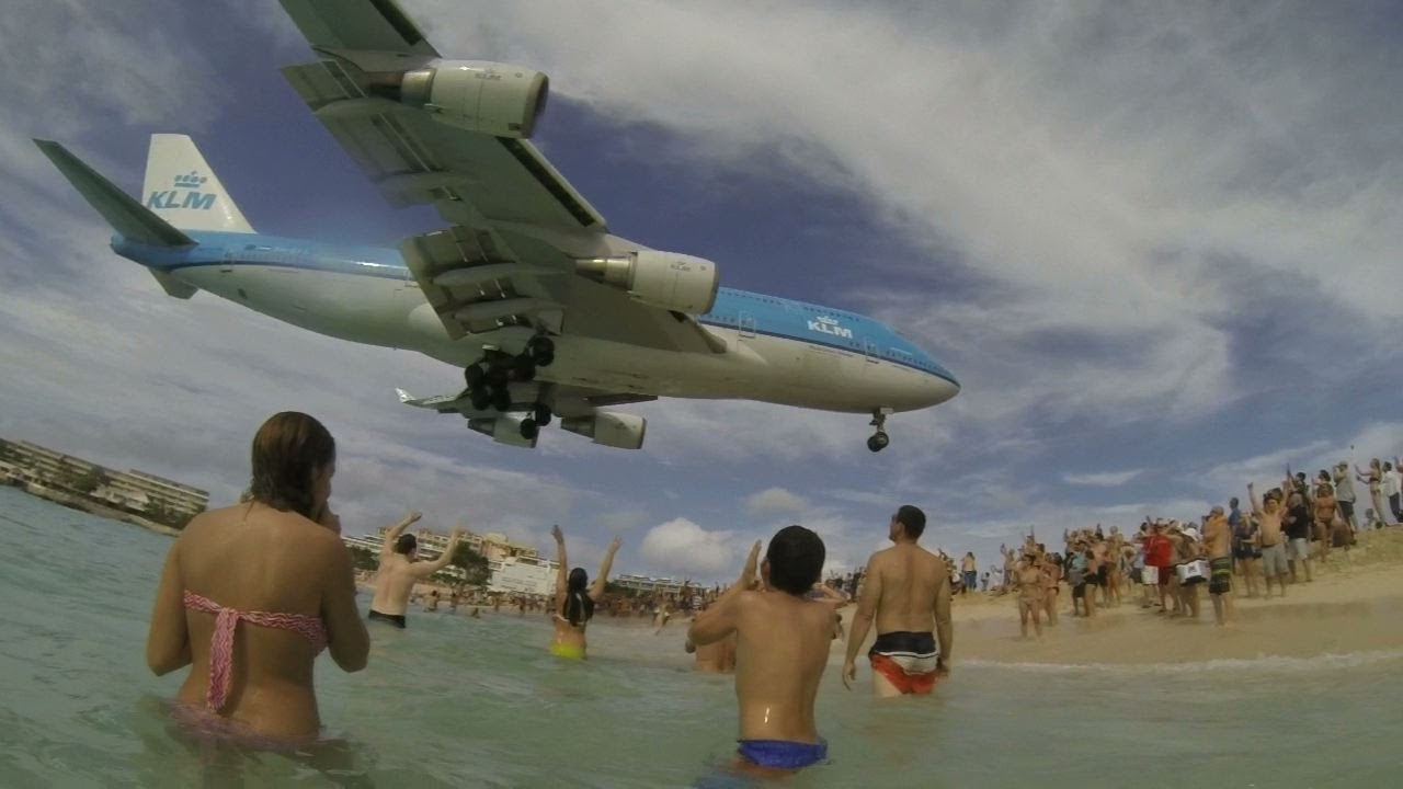 Spectacular 747 landing on Maho Beach - Atterrissage saisissant d ...