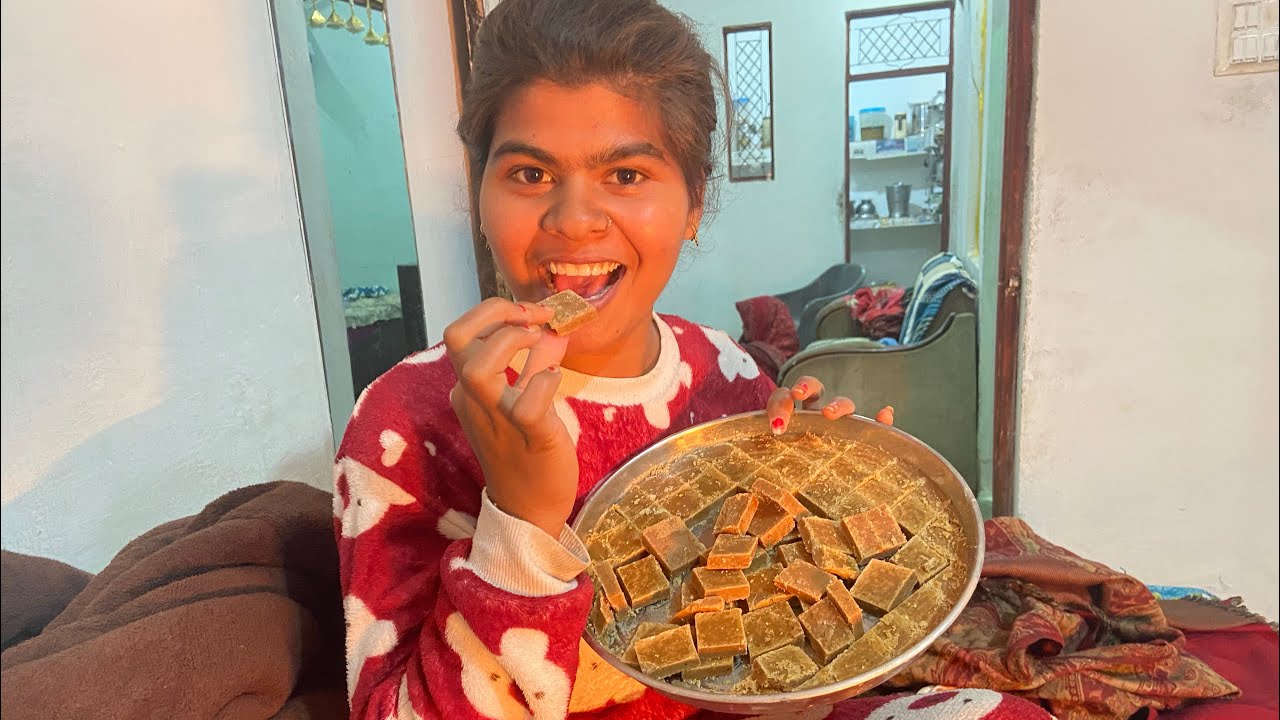 @SARITA Ne BANAI PEHLI BAAR BARFI || 😛 