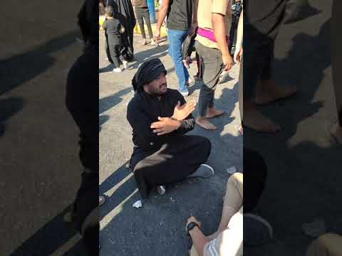 شاهد هذا الخادم جالس على طريق المشايه ويواسي الحوراء زينب ع ارجو الاشتراك بالقناة