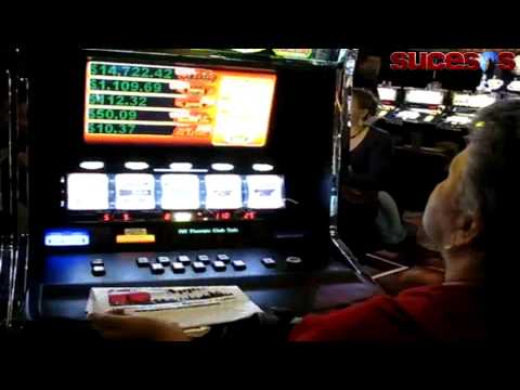 Enzo dos arcos con a sua mae.e amigo en el casino de Entrimo 16.8.2020