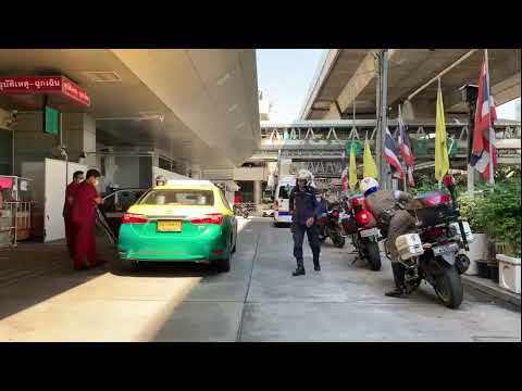 ตำรวจจราจรโครงการพระราชดำรินำผู้ป่วยมะเร็งลำคอส่งรพ.รามาฯ