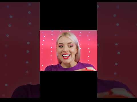 تقسيم حبات السكيتلز بألوان مختلفة