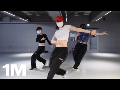 GroovyRoom, Leellamarz - Pick up your phone (Feat. MOON) / Youn Choreography