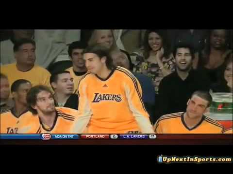Lamar Odom Passes to the Bench