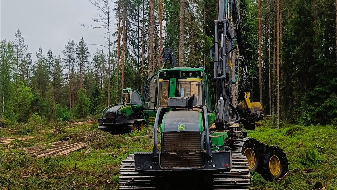 Samalla päätehakkuuta  kaksi  samanlaista konetta John Deere 1170G H423 IBC