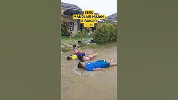 Seru rebahan mandi air hujan dan bajir 😂🤗🤪 #shorts #banjir #hujan #seru #mandi