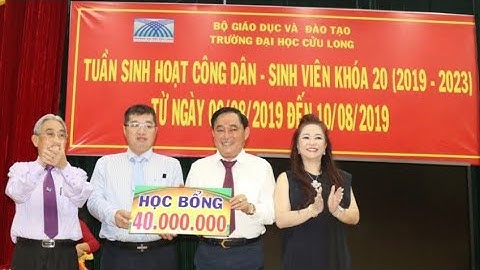 Doanh nhân Huỳnh Uy Dũng và CEO Nguyễn Phương Hằng giao lưu và trao học bổng cho tân sinh viên