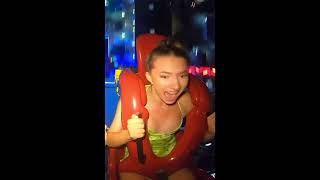 Garotas Bonitas Brincando No Estilingue De Gostosas. Balançando Os Peitos Saindo.