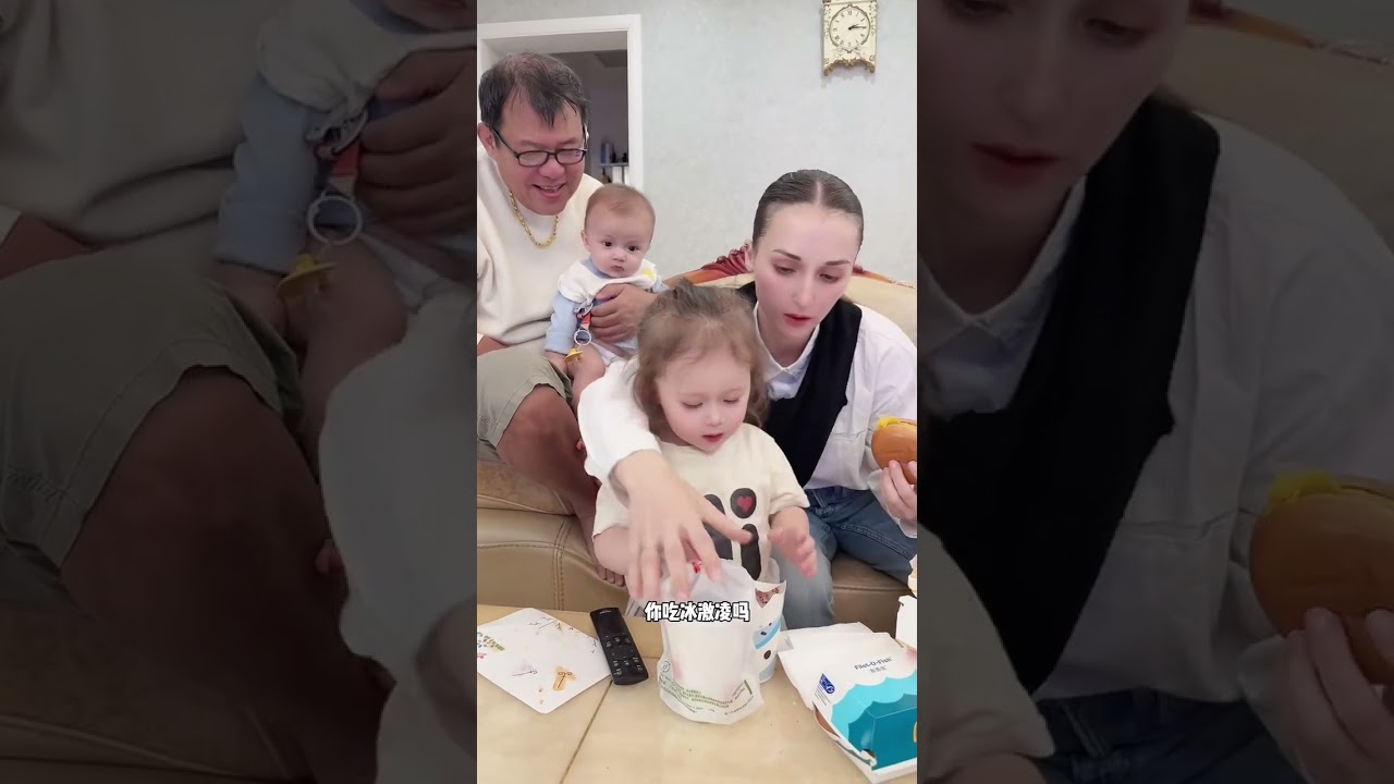 为了让大女儿开心，全家人陪她一起吃汉堡