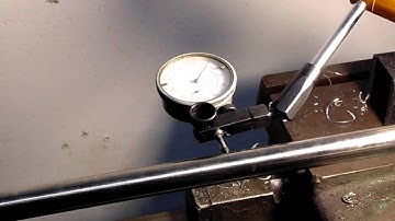 Horizontal runout of a lathe chuck at 700 mm