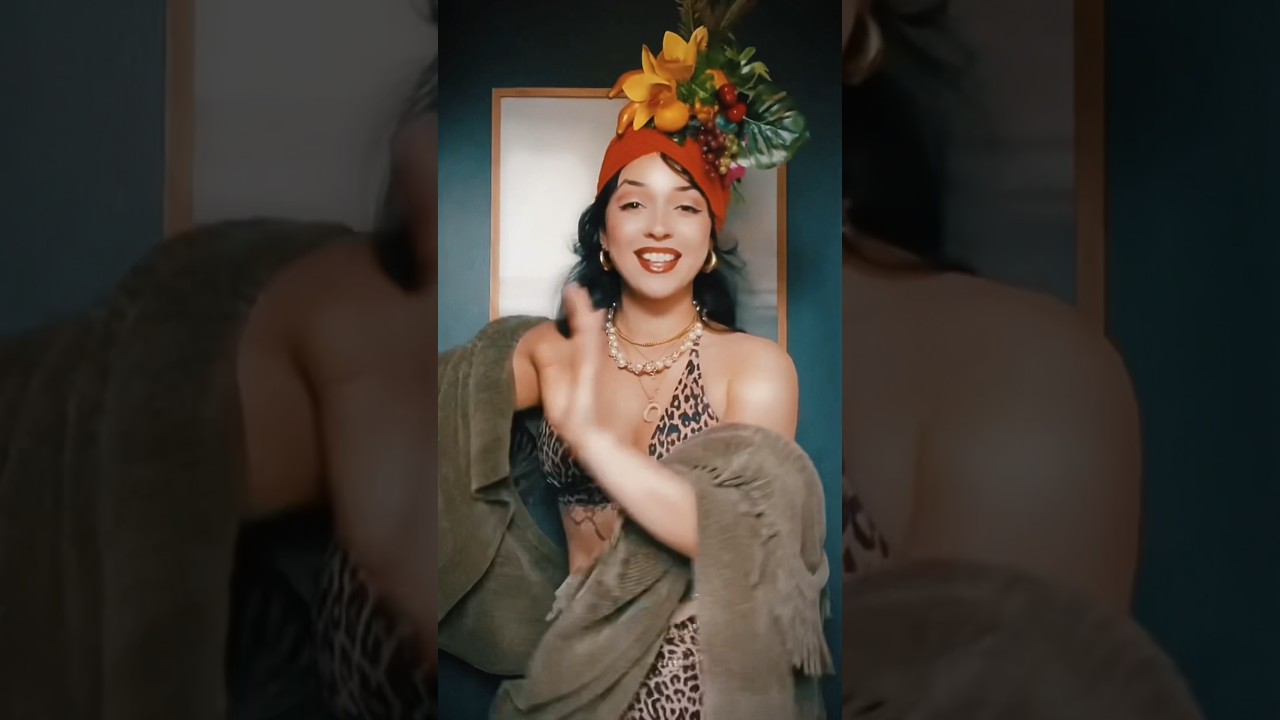 Cosplaying Carmen Miranda 🍇 