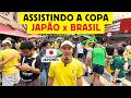 Um japonês assistindo a copa Japão x Brasil, no Brasil