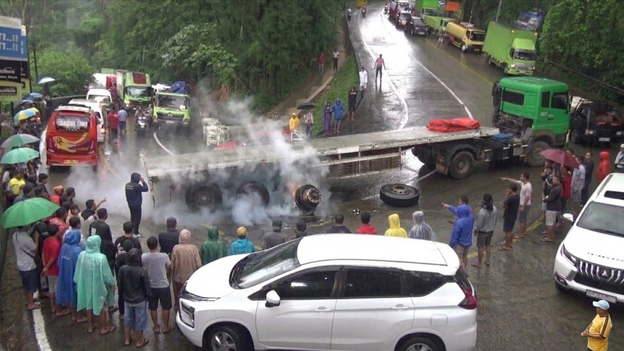 HARI TERBURUK DI SITINJAU LAUIK‼️Menit Menit M3ng3rikan Ban Gandengan Truk Trailer Lepas