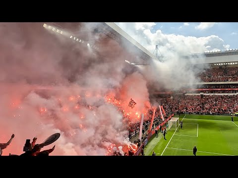 Heerlijke Sfeerbeelden Oost-Tribune laatste 10 minuten PSV-Sparta Rotterdam : 05/05/2024 : 4-2