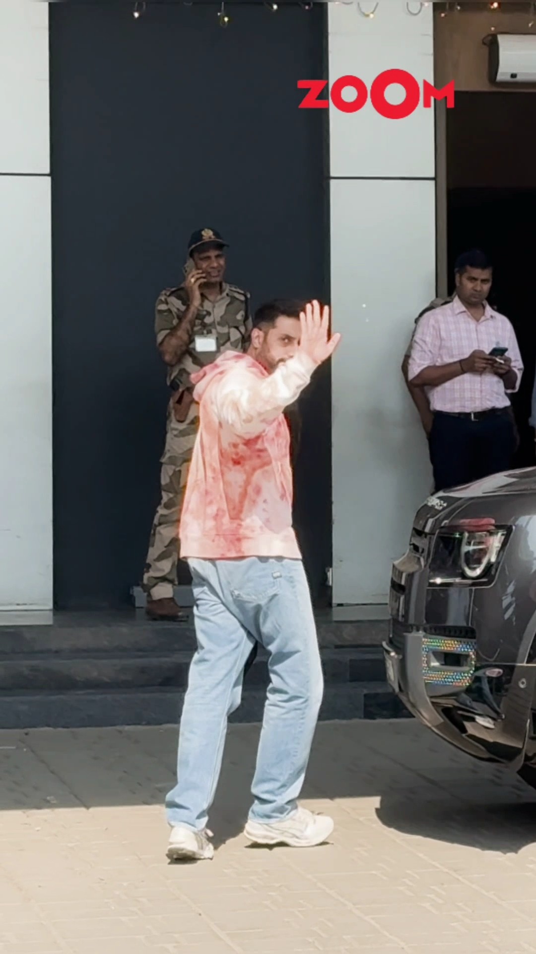 Abhishek Bachchan BRIEFLY waves for the paps as spotted at Kalina airport ?#abhishekbachchan #shorts
