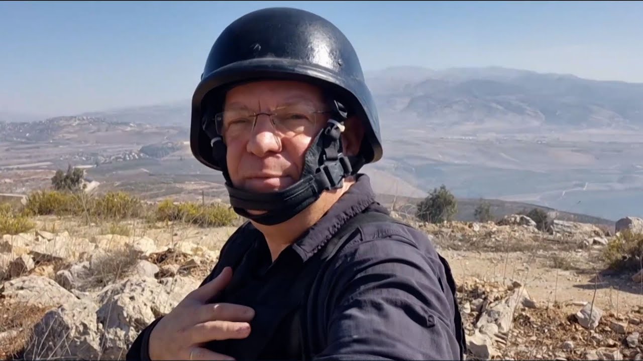 מהצד השני: רובי המרשלג בכפר הלבנוני שמשקיף על ביתו הנטוש במטולה