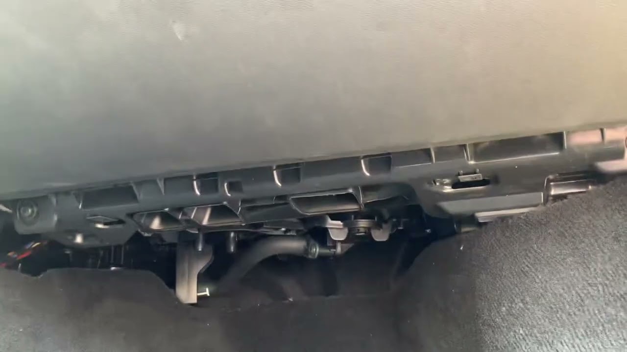 Xc90 2020 fuse box under the glove compartment