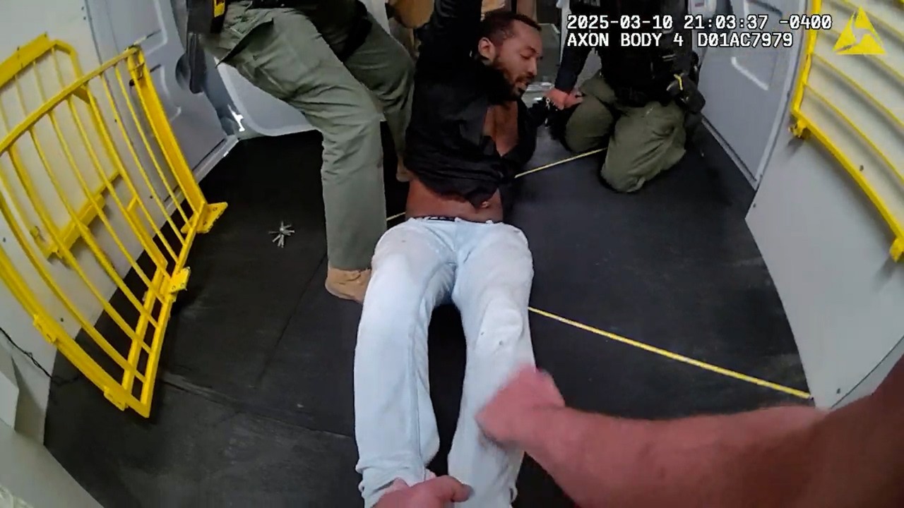 Man Kicks Flight Attendant In The Chest, Then Fights 4 Officers: video thumbnail