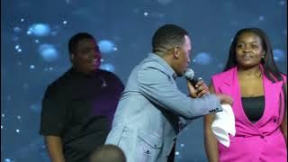 Dumi Mkokstad || Yingakho Ngicula / Sidlul'ezintweni / Angimbonanga / Endaweni Ebanzi Medley