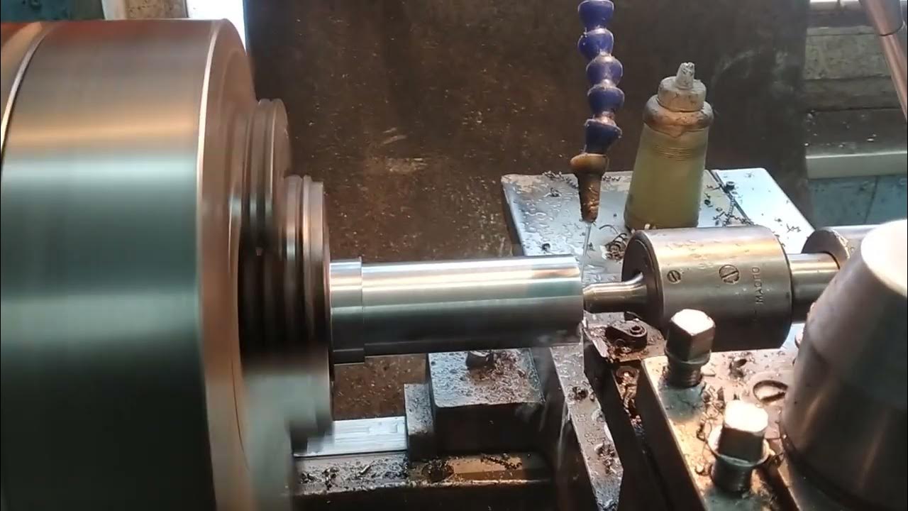 Пальцы токаря. Токарь за станком. Мужчину затянуло в токарный станок. Токарь. Пальцы токаря.