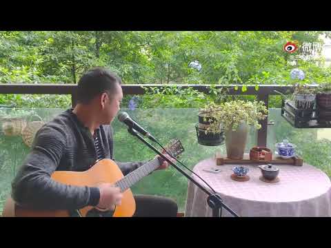 在崔健的所有歌曲中，《花房姑娘》称得上是最抒情的一首。《花房姑娘》中的情爱体验，看上去是一种粗野与温情、狂躁与哀伤的奇妙的混合物。真挚而又强烈的情感与压抑的文化环境和笨拙的表达方式，造成了歌曲中诸情绪