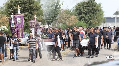 Jecaji i plač paraju nebo na sahrani tragično nastradale porodice u Novom Sadu