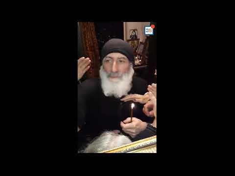 ბერმა ნიკოლოზმა მრევლს 100-ლარიანები დაურიგა