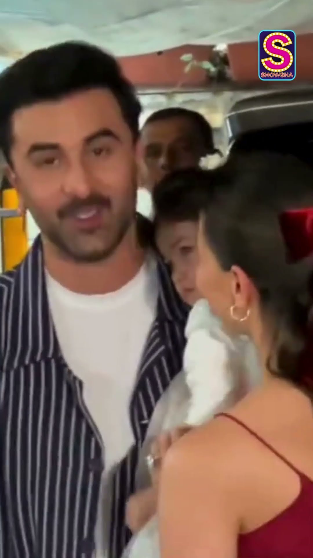 Raha Kapoor Melts Hearts As She Blows Kisses \u0026 Waves To The Paps | Entertainment | Celebrity | N18S