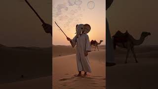 Topeng Gajah Main Bubble Di Gurun Pasir