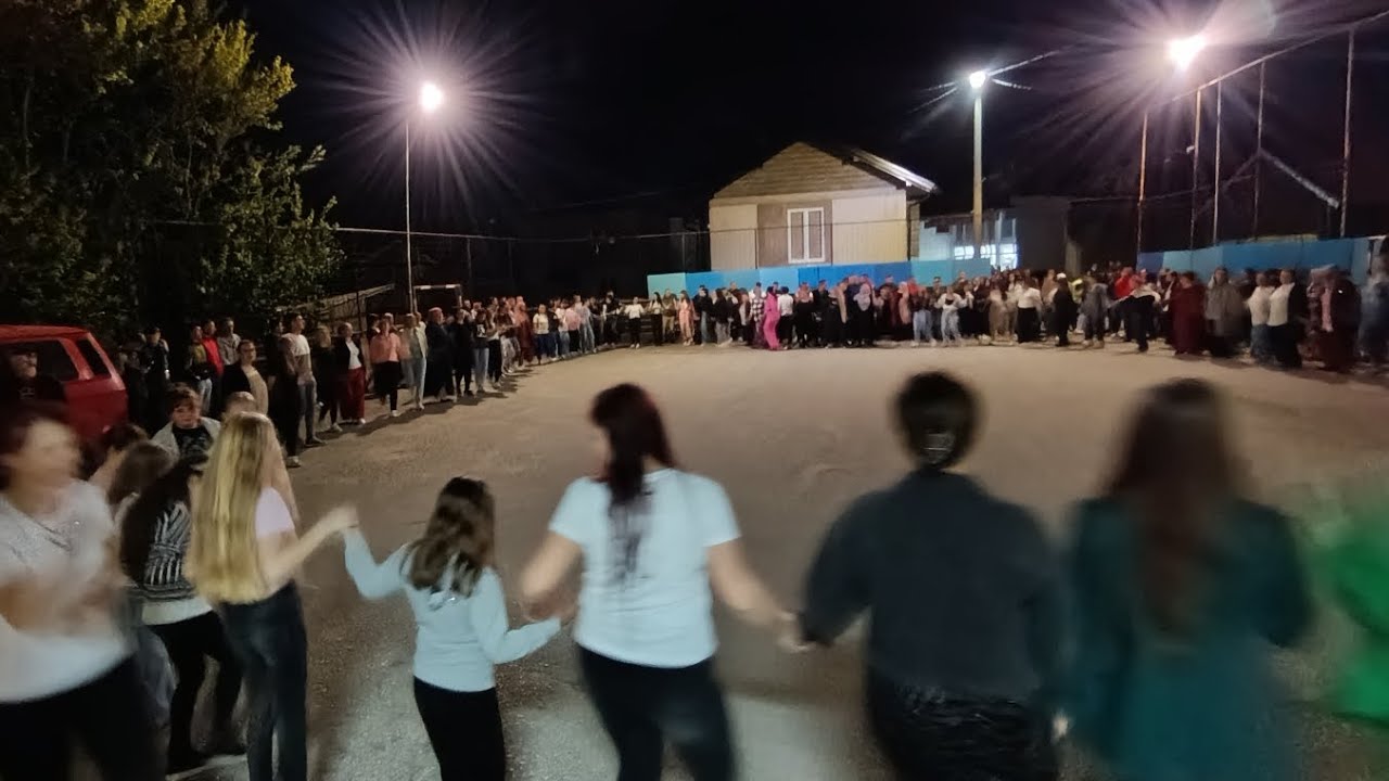 Uz bend Muhici u kolu i staro i mlado najveci skup u mjestu Gluha Bukovica