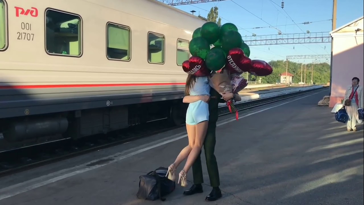Девушка ждёт парня из армии и готовит нежную киску к его приезду