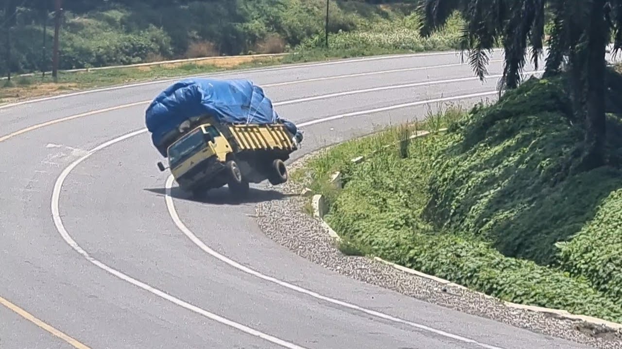 Detik Detik Truck Netral Terjun Bebas  Terbalik Di Bukit Kodok 