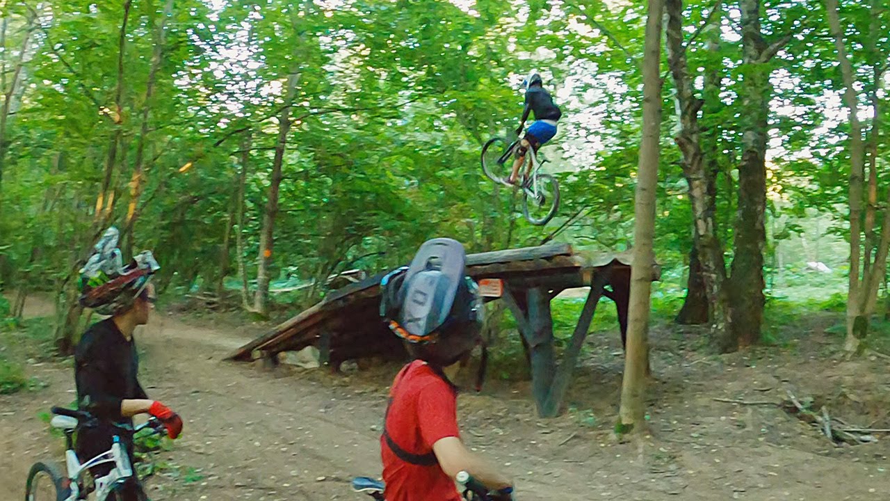 Жёсткое падение и полёты на больших трамплинах на споте Butovo Rider's Village