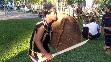 THIẾU NỮ JRAI MÚA XOANG TRONG LỄ MỪNG NHÀ RÔNG MỚI