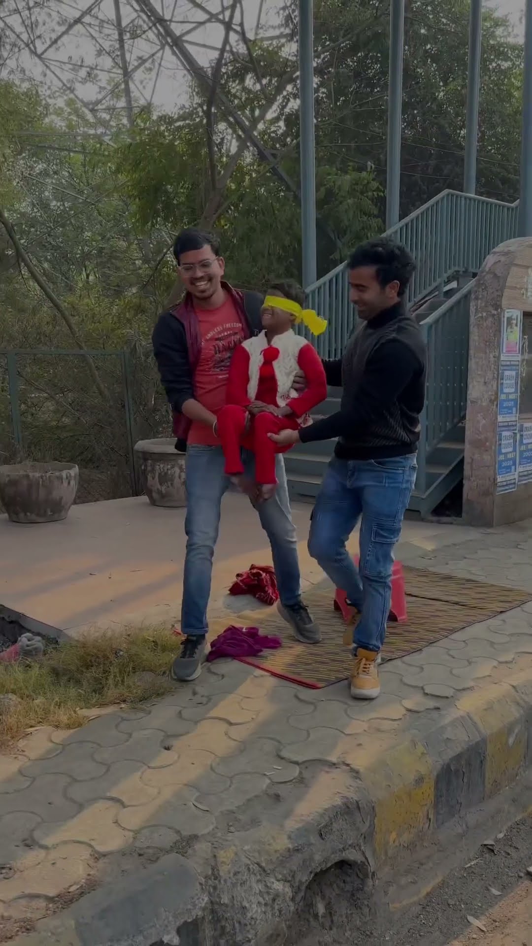 ?ऐसे भीख नहीं मागने दूँगा ???#humanity #respect #helping #trending #viralvideo #youtubeshorts