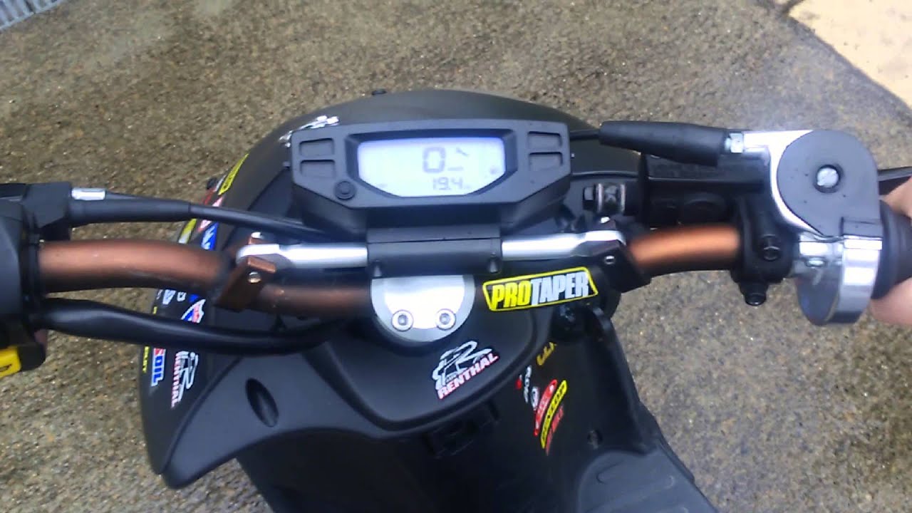 Peugeot Streetzone 50cc 12 Pouces - YouTube