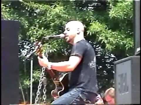 Chris Daughtry singing Man of Constant Sorrow in L...