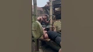 BENCH PRESS CHALLENGE WITH DADDYGEE!! Who will win?? #chrisputra #challenge #benchpress #gym