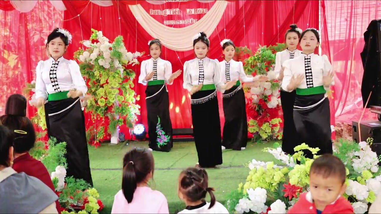 NGƯỜI TÌNH MÙA ĐÔNG MÚA MÙNG TÂN GIA DƯƠNG TIẾN - LÒ HOÀN BẢN CANG MƯỜNG HUNG