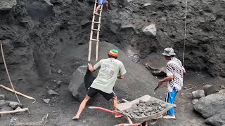 The sand miner was almost crushed by a large rock that fell from the top of the cliff