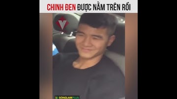 Hà Đức Chinh (Chinh đen) chia sẻ ĐƯỢC NẰM TRÊN chia kẹo cho fan trên đường